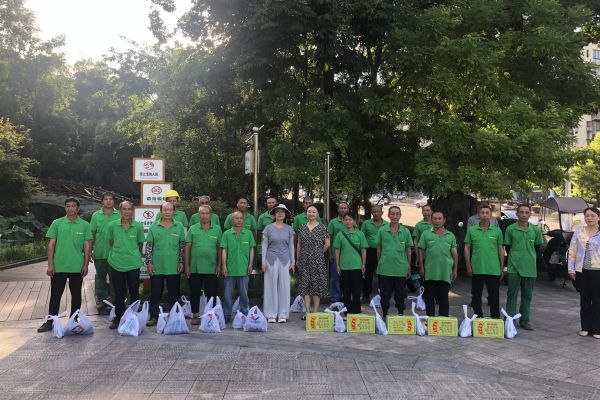 致敬高温下的坚守——兴绿园林公司工会慰问一线职工