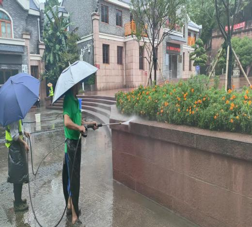兴绿园林公司开展公园地面深度清洗专项行动 全力提升游园环境品质