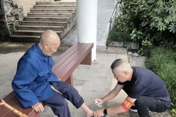 兴绿园林公司员工公园救助摔倒老人 暖心相助显担当